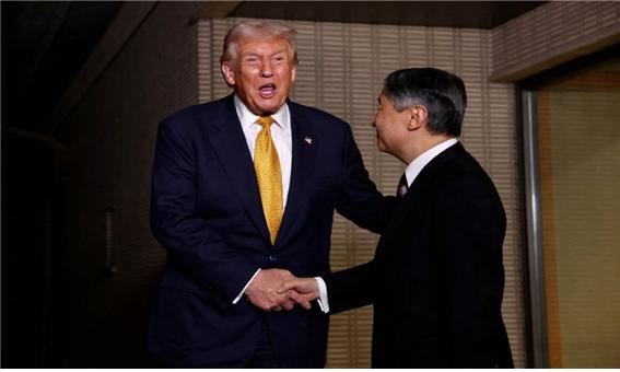 트럼프, 나루히토 日왕 6년만의 재회